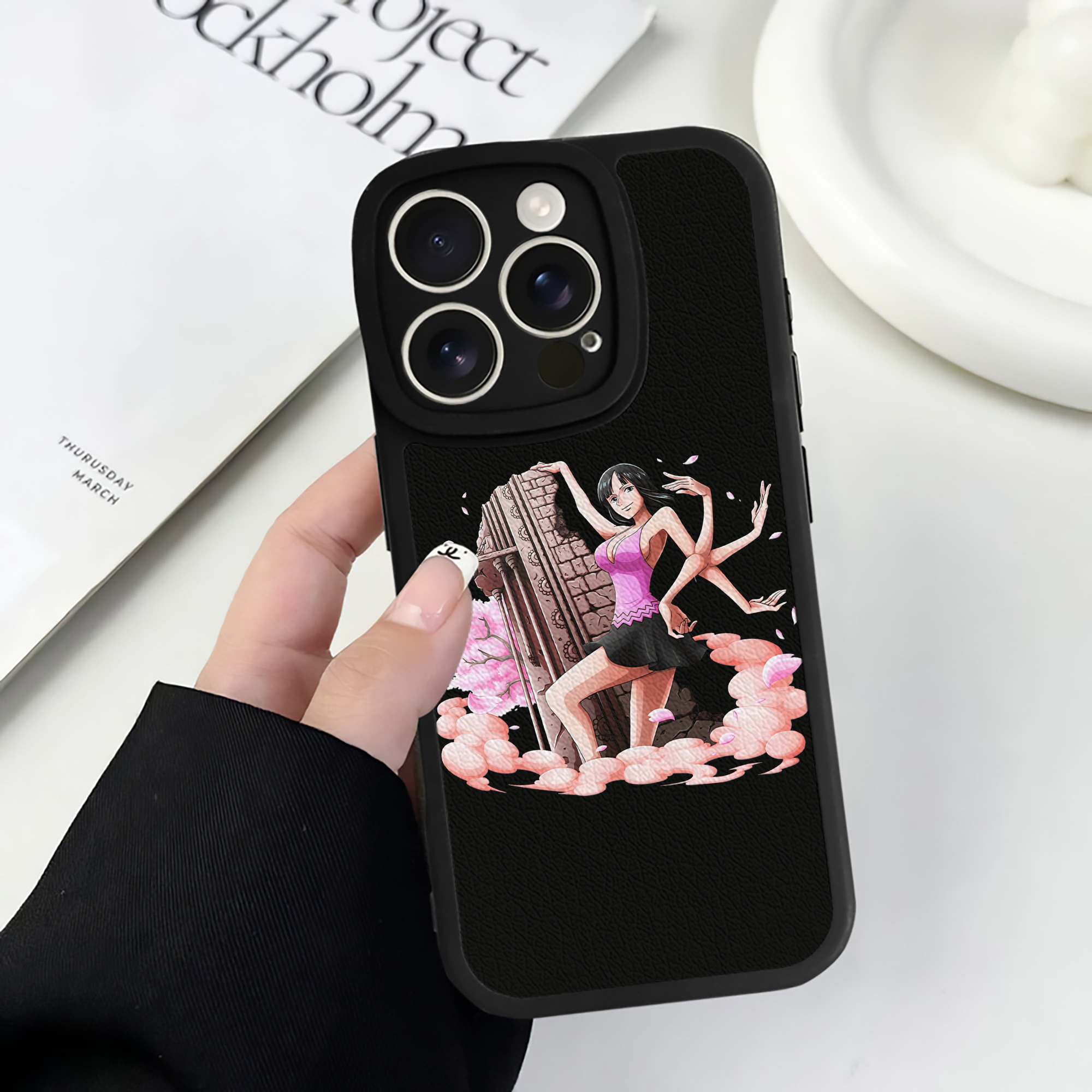（画像用） ワンピース ニコ・ロビン ONE PIECE Nico Robin 【iPhone 16シリーズ対応】シリコンスマホケース（レザー調） 材質：シリコン